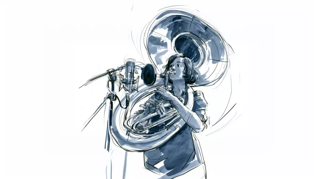Croquis à l'encre bleu-gris d'un musicien de dos portant un soubassophone sur l'épaule, sur fond blanc.